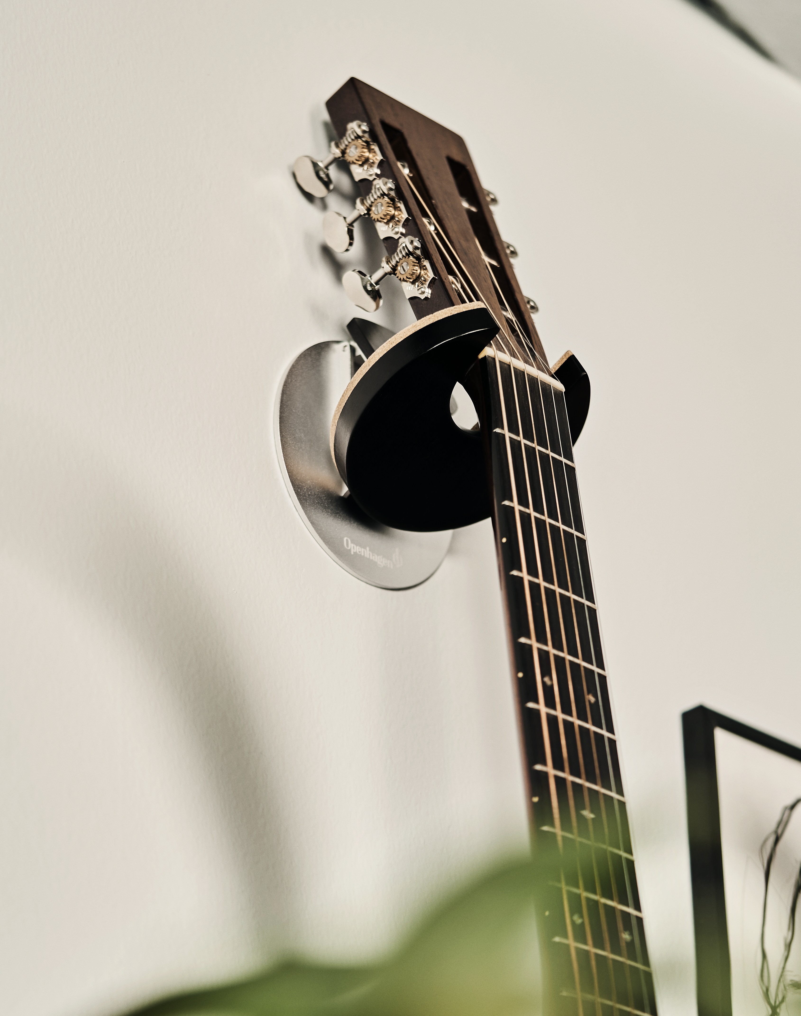 Openhagen HangWithMe Guitar vægholder - Stained Oak
